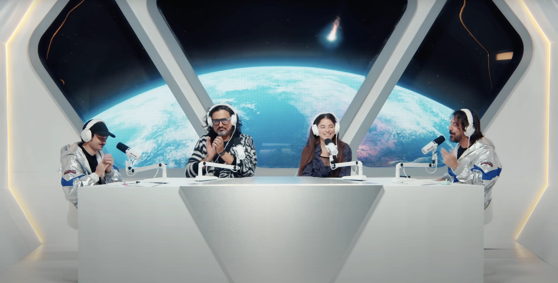 immagine scena video YouTube podcast 2046. Nell'immagine si vede lo studio di registrazione simile all'interno di una navicella spaziale. Nell'inquadratura ci sono, a partire da destra, Fabio Rovazzi, Alessandro Borghese, Giulia Innocenzi, Marco Mazzoli.