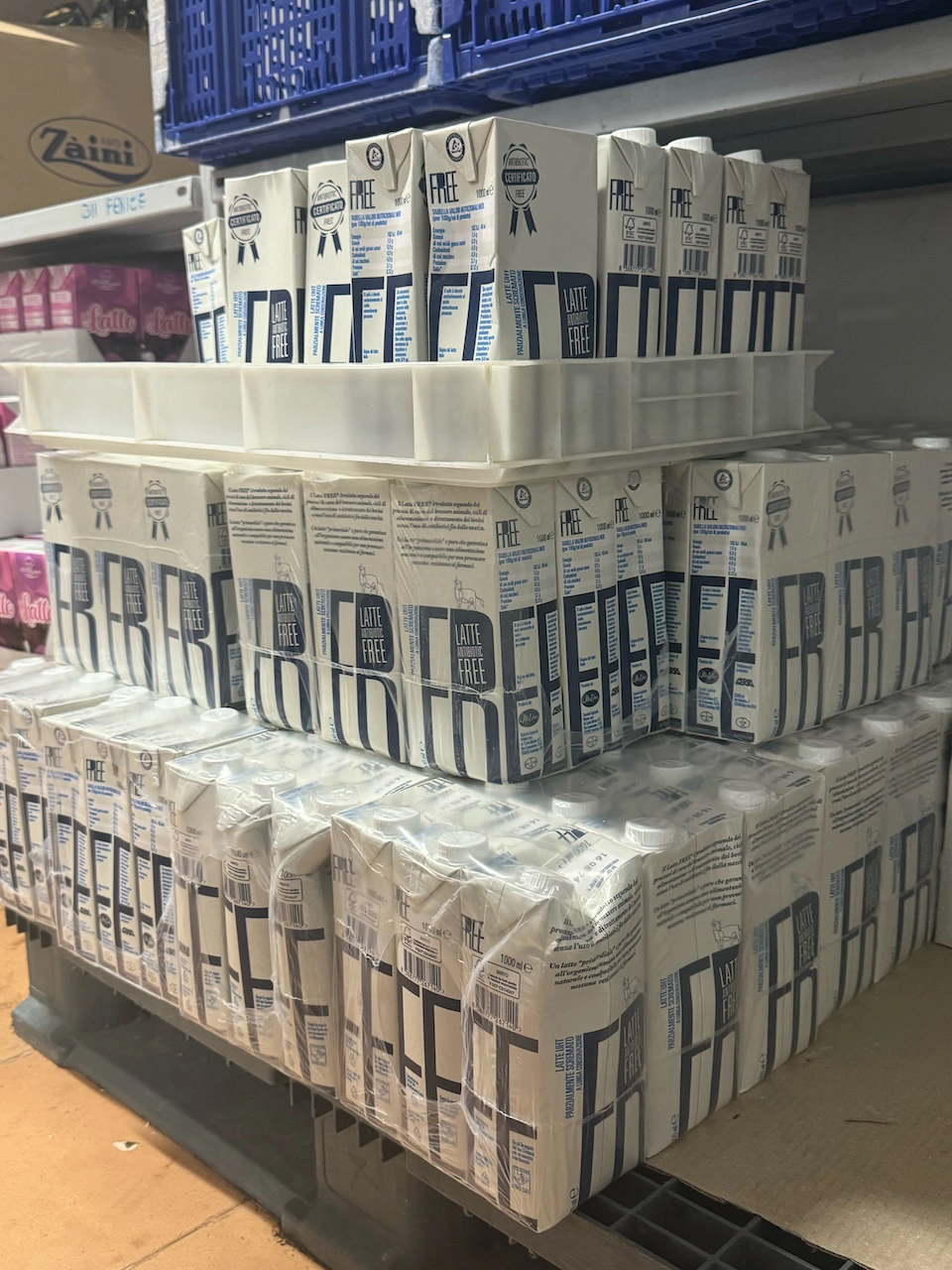 immagine di un bancale di latte antibiotic free di Mc Elan donato alla Casa del Giovane di Pavia